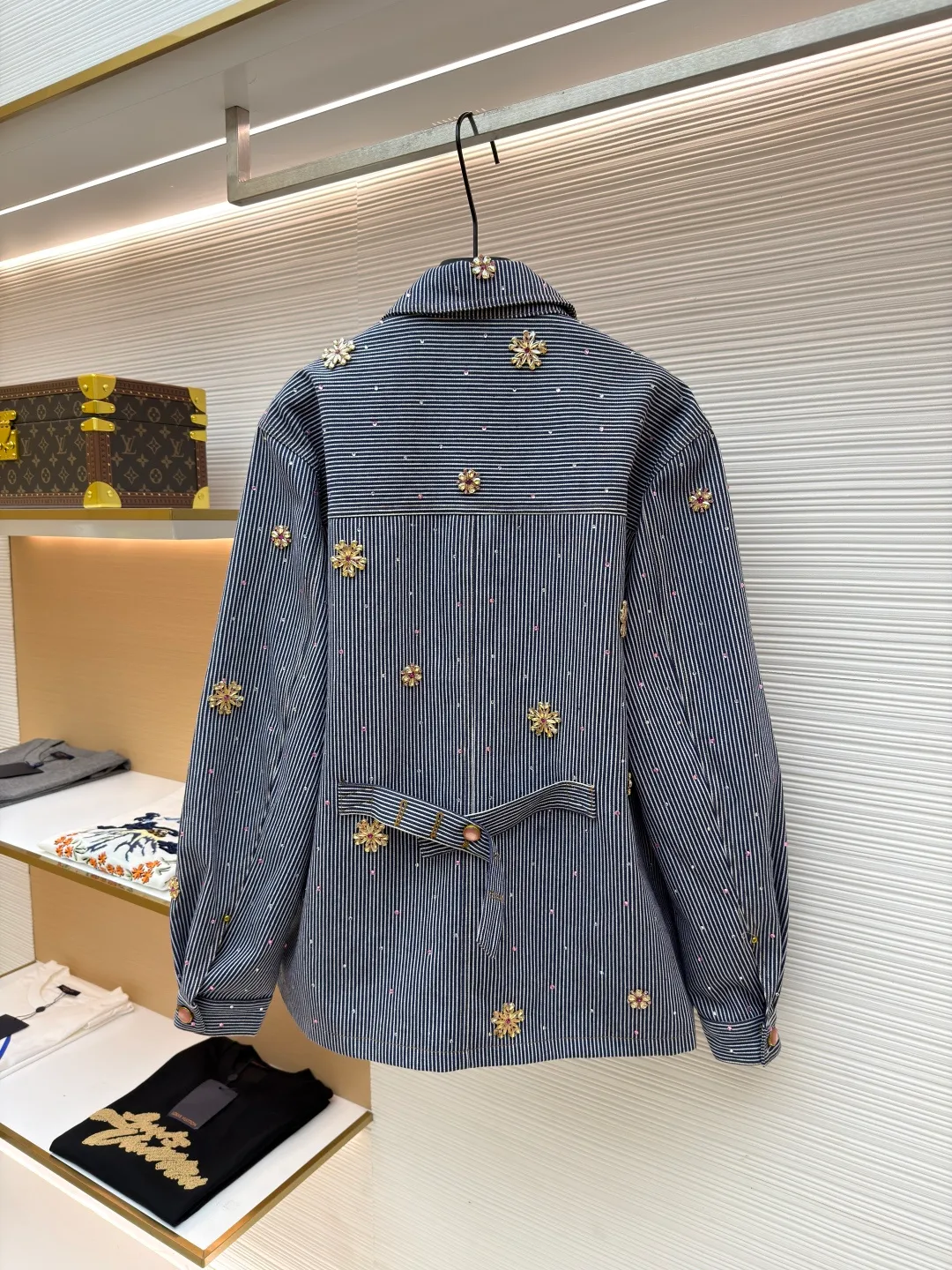 LOUISVUITTON Nigo hickory color cherry blossom rhinestone new denim jacket ●Original version: 69500 ​​purchase and development ●Item number: 1680734-E10 ●Fabric: denim fabric ●Technology: rhinestone production ●Version: fitted version ●Weight: about 1220 grams ●Size: 46-48-50-52 ●Description: New joint brand, high-order quality, the highest version on the market! Heavy-duty hand-sewn cherry blossom diamonds, precise positioning, extremely time-consuming, comparable to the original, a fashion item worthy of your collection, the overall wiring is straight and delicate, the fabric is comfortable and soft, the color is consistent and no color difference. It can be matched with the same style to create a fashionable look, to control various occasions, customized accessories, complete three standards, the same style for men and women!